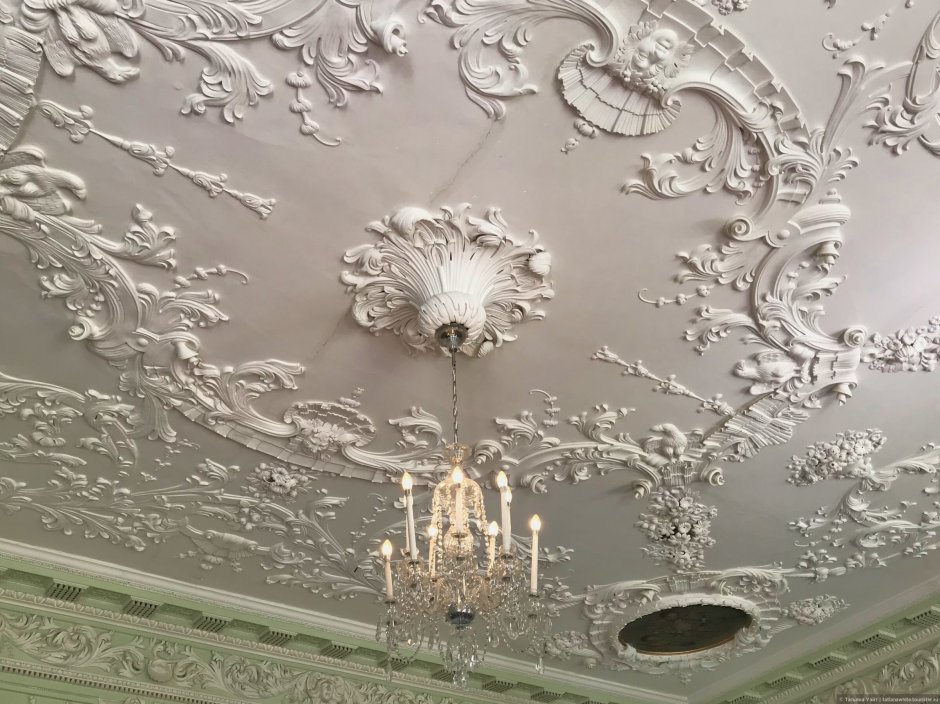 Старинный потолок с лепниной