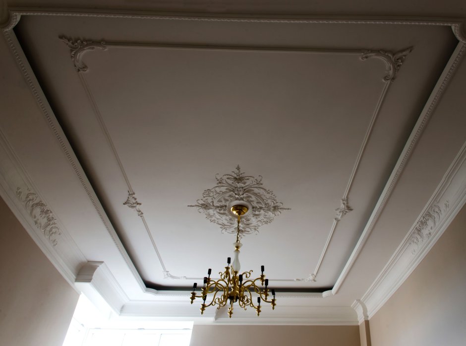 Потолок с лепниной и подсветкой