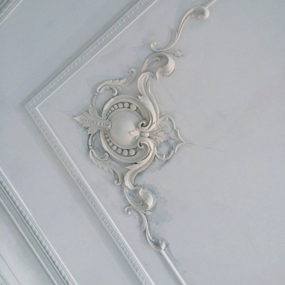 Гипсовые рамки на потолке