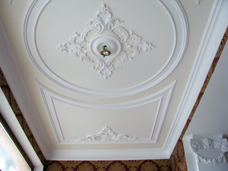 Гипсовый декор на потолок