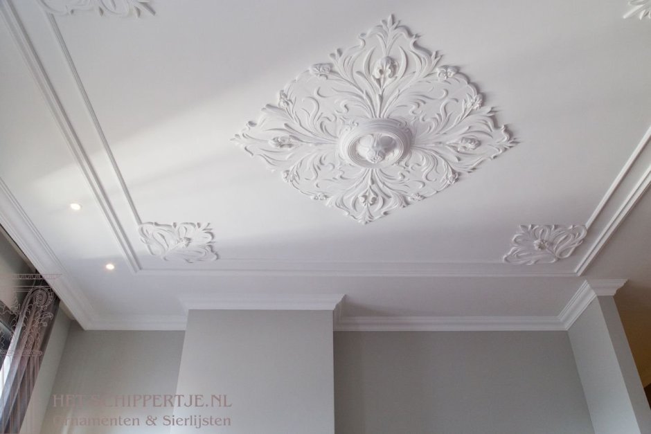 Орнамент из молдингов на потолке