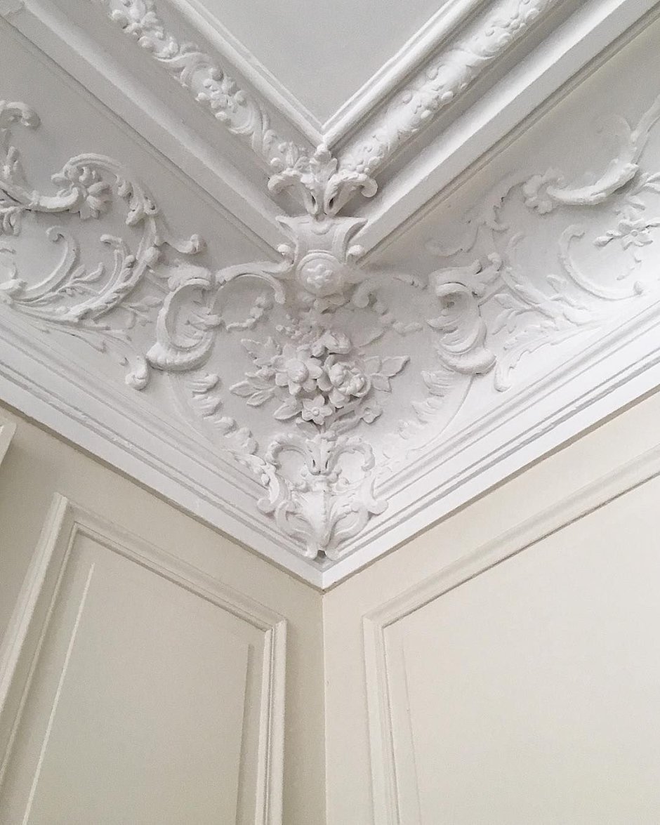 Лепнина на потолке