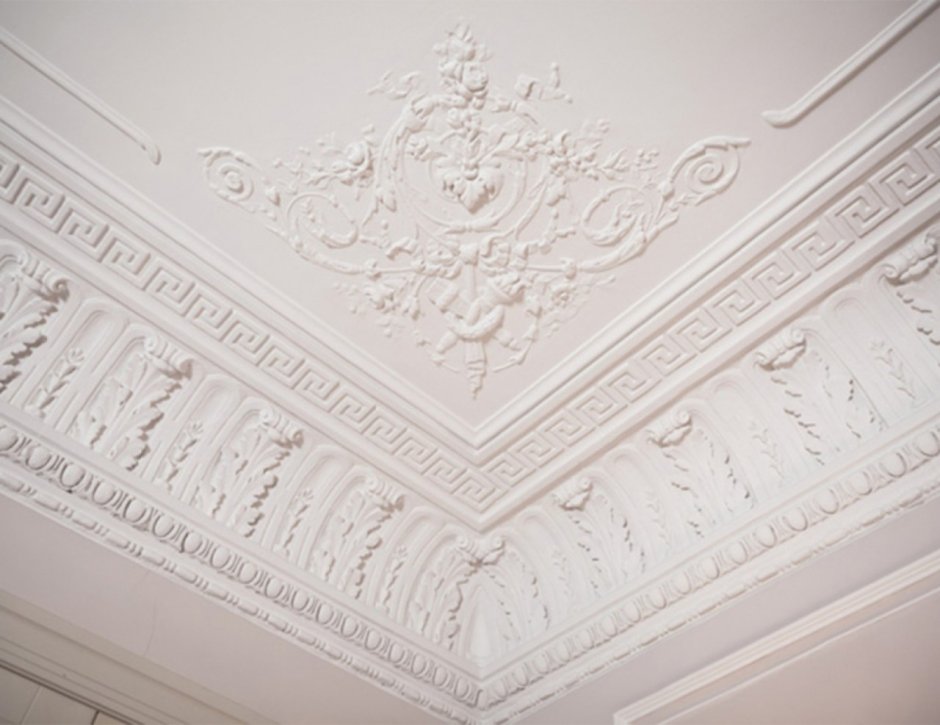 Графичная лепнина на потолок