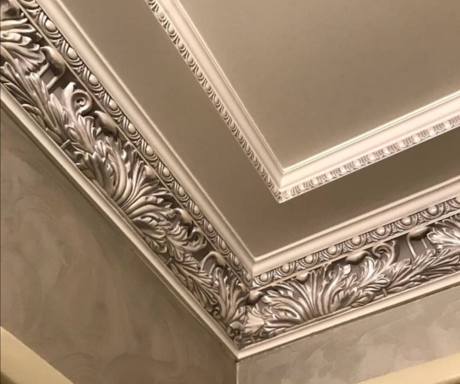 Потолок из гипсокартона с лепниной