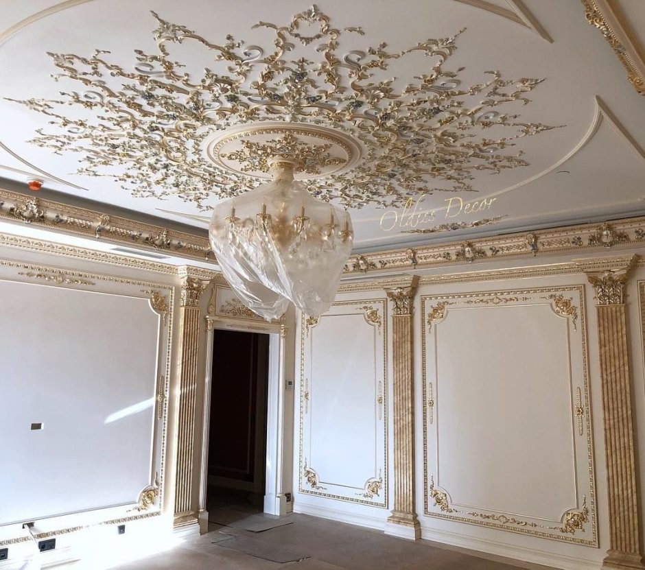 Потолок с лепниной в гостиной