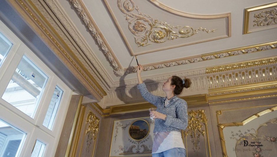 Золотая лепнина на потолке