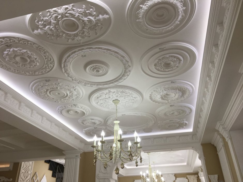 Гипсовая лепнина на потолке