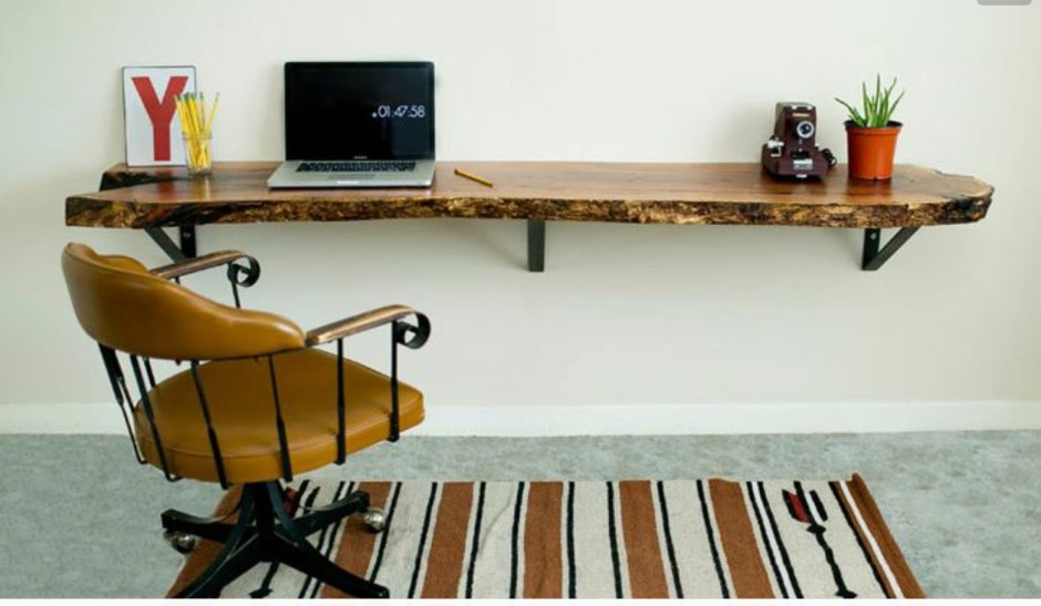 Подвесной компьютерный стол из столешницы