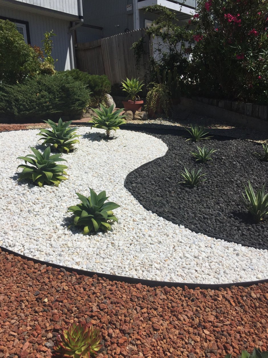 Клумба Инь Янь из камней