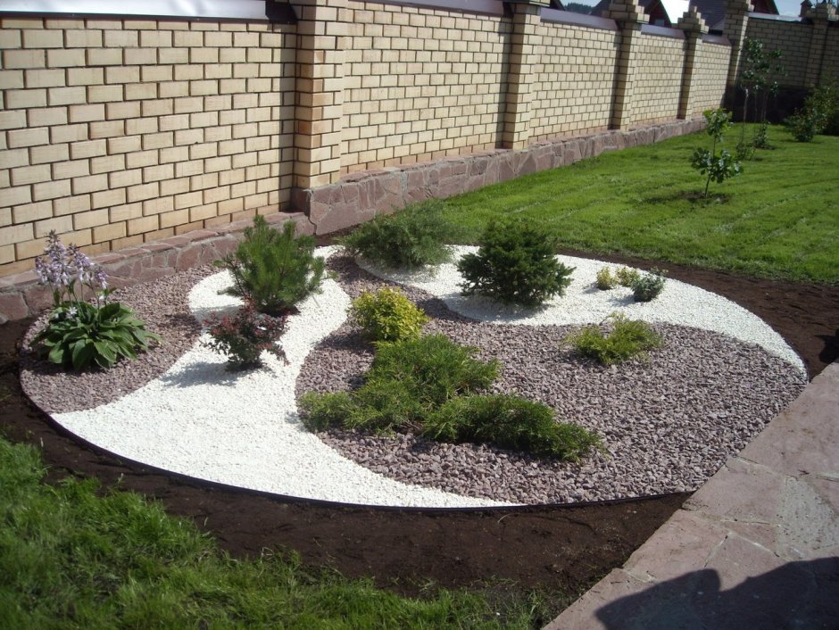 Рокарий с белой мраморной крошкой