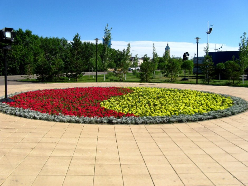 Клумба в виде Инь Янь