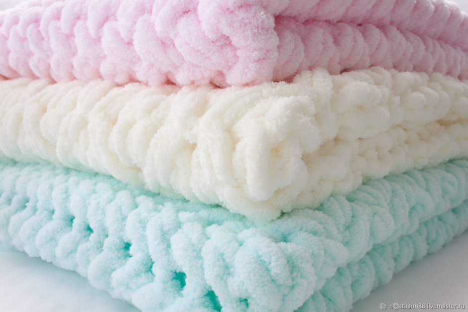 Плед из ализе пуффи в интерьере