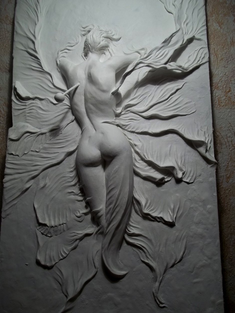 Ева Гизельберт барельеф