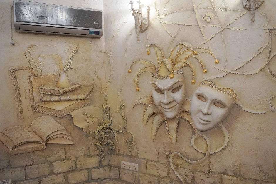 Барельеф в туалете