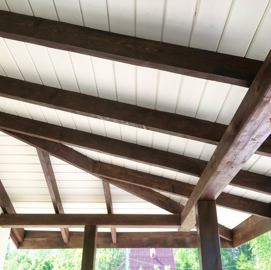 Потолок в беседке с балками