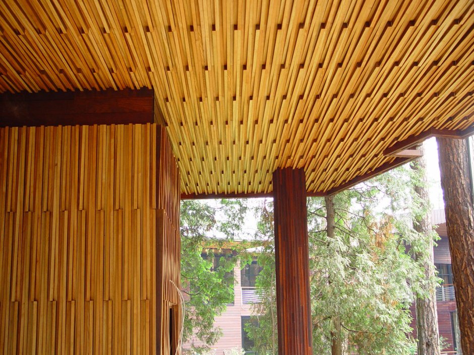 Потолок из строганной доски