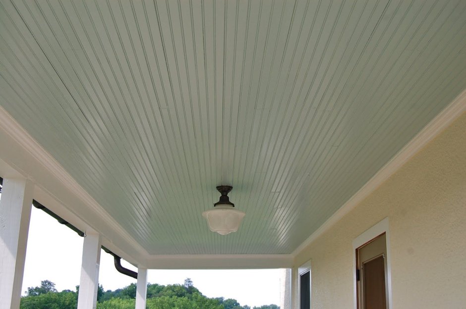Пластиковый потолок в веранде
