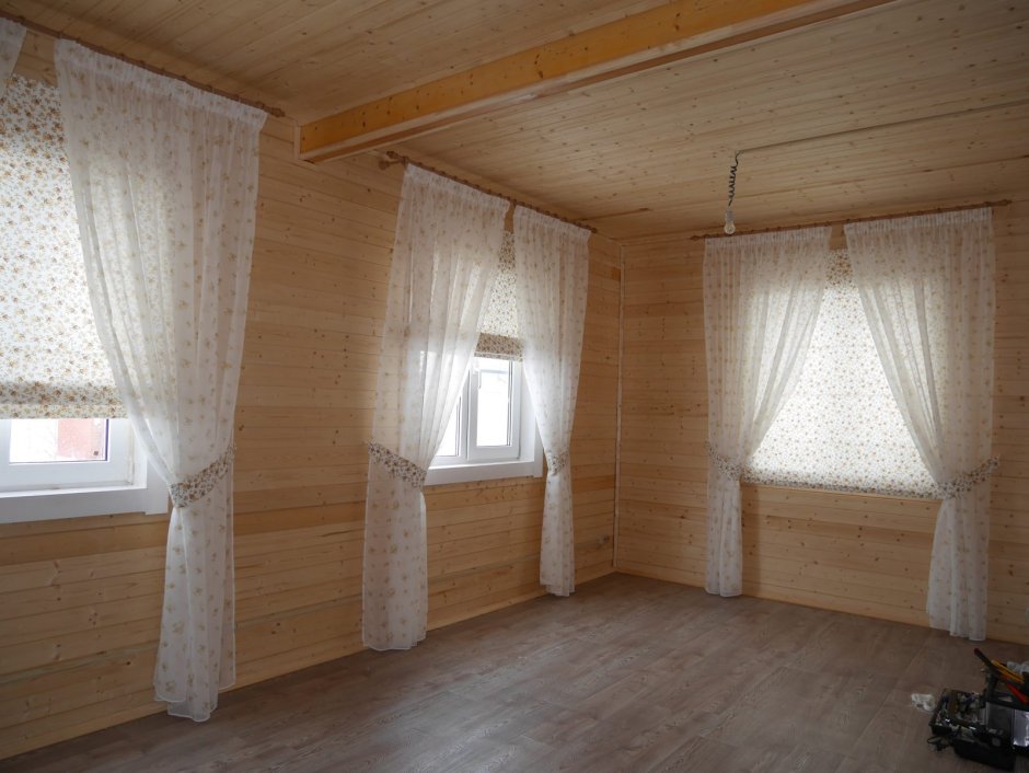 Рулонные шторы и тюль в деревянном доме