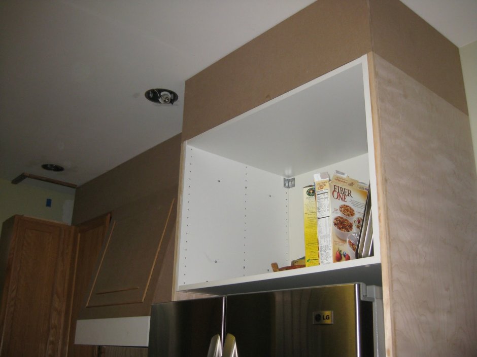Пространство между потолком и кухонным шкафом