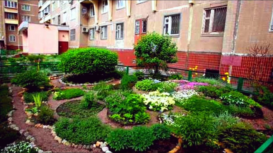 Цветник у подъезда