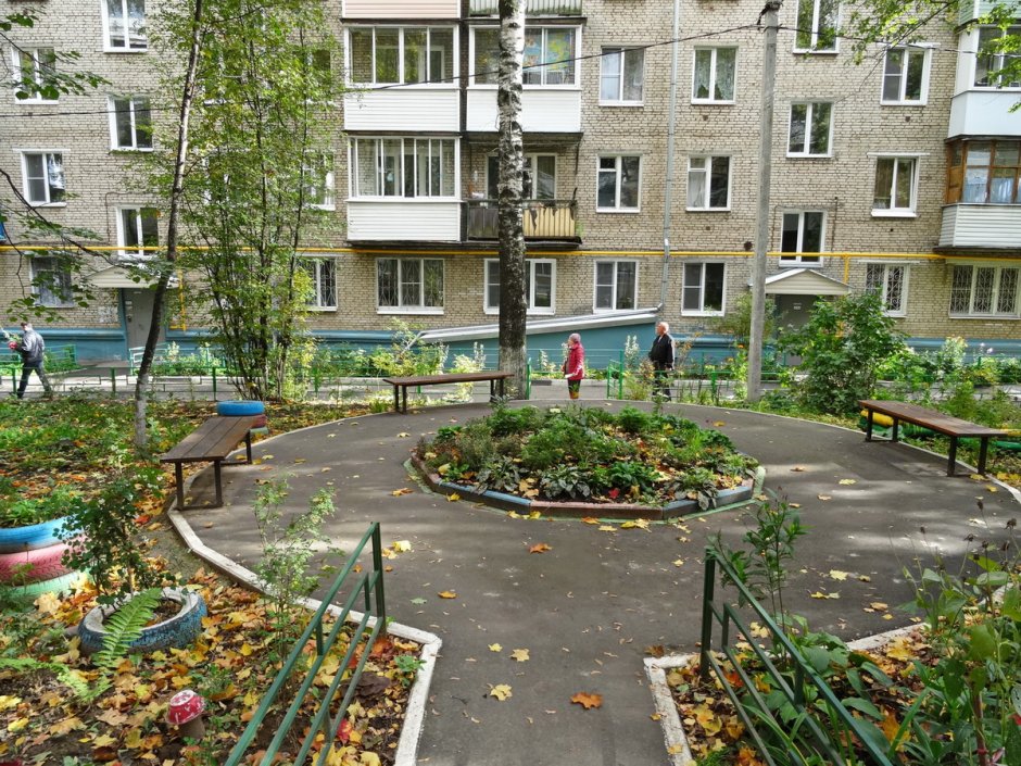 Двор пятиэтажки