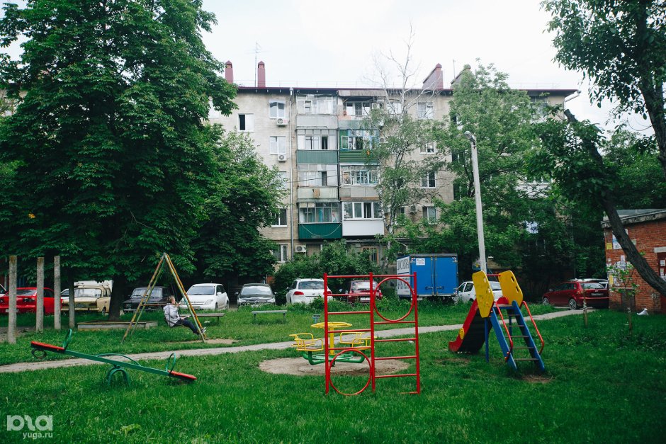 Двор пятиэтажки летом