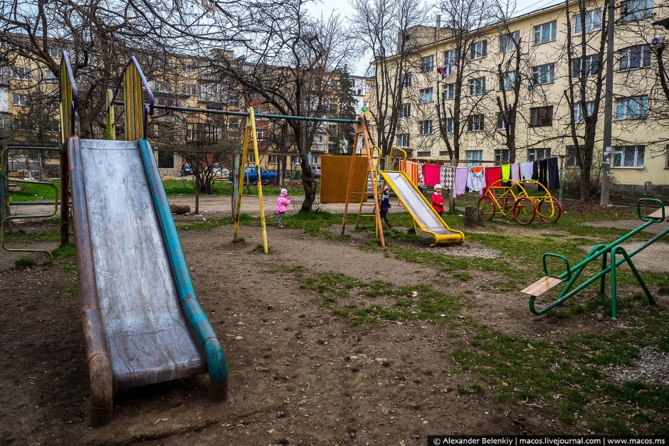 Двор хрущевки летом