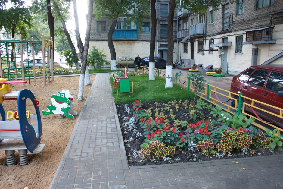 Красивый двор многоквартирного дома