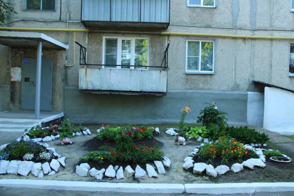 Цветочная клумба у подъезда