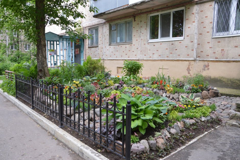Красивые клумбы у подъезда