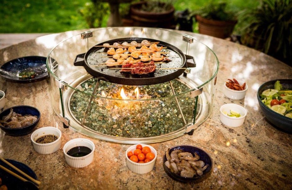 Стол с мангалом в центре