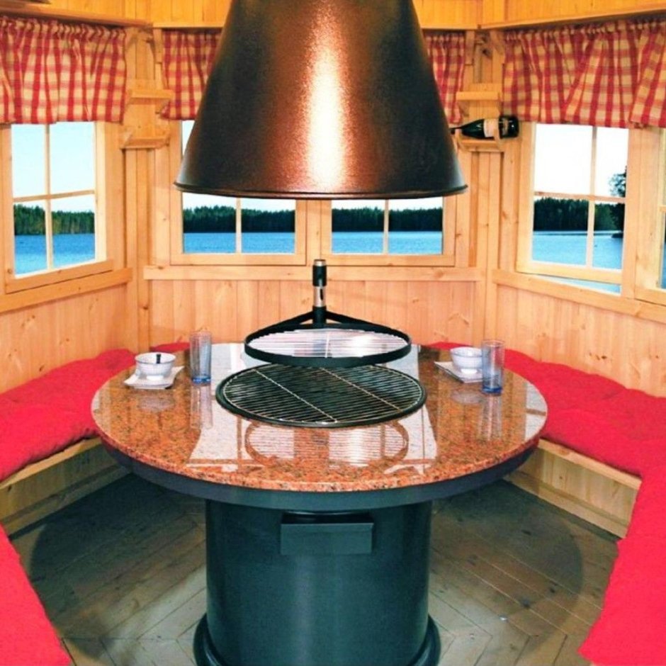 Круглая беседка с мангалом в центре