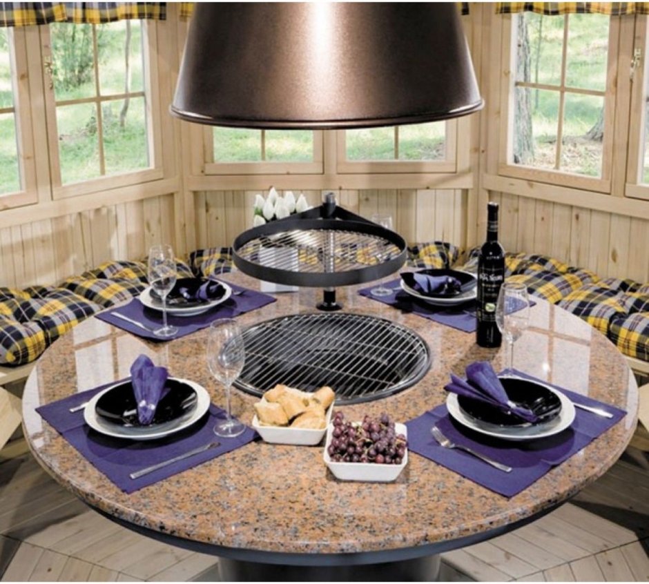 Круглая беседка с очагом в центре