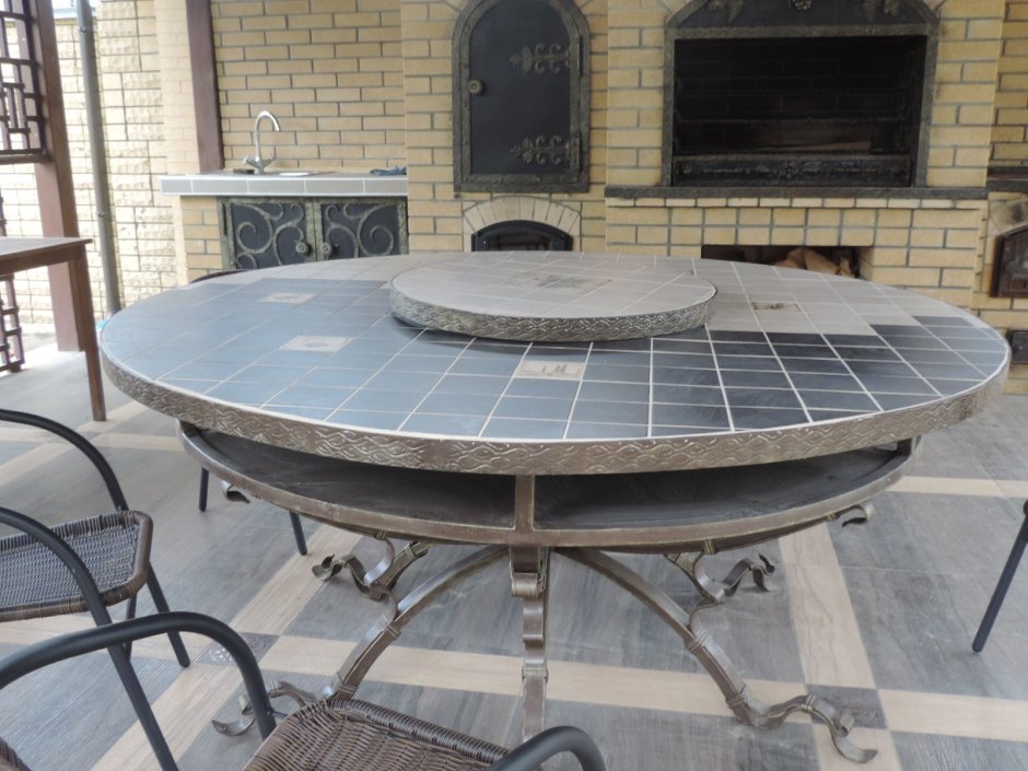 Круглый стол с вращающейся серединой