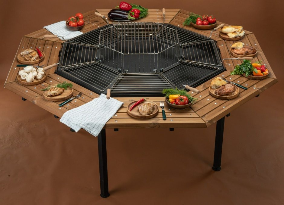 Круглый стол с мангалом в центре