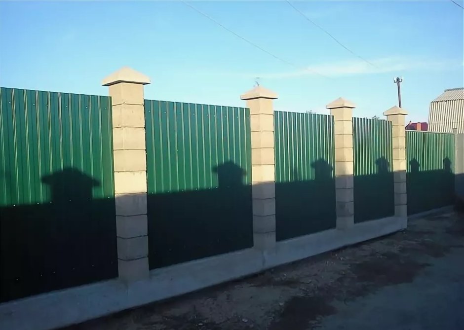Забор из французского камня и профнастила