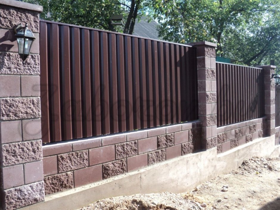 Забор из французского камня и профнастила