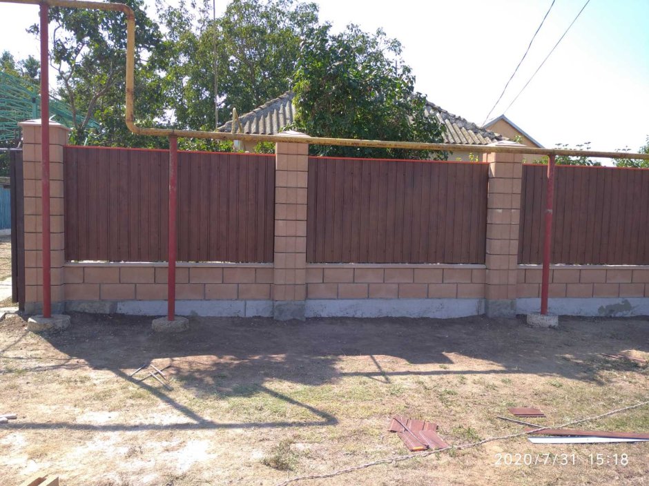 Забор из французского камня и профнастила