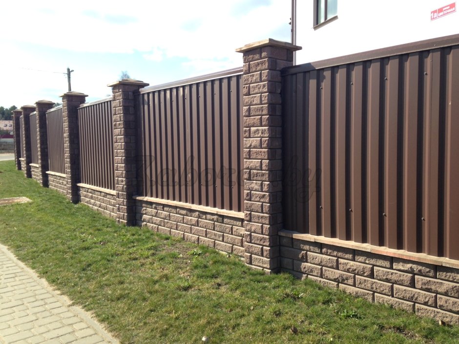 Забор с каменными столбами и профлистом
