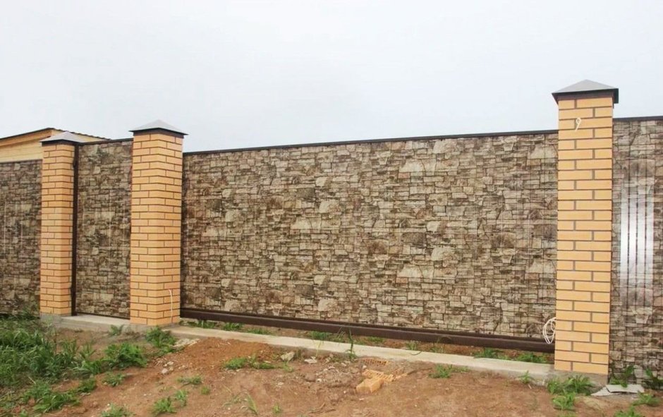 Забор из профнастила под камень