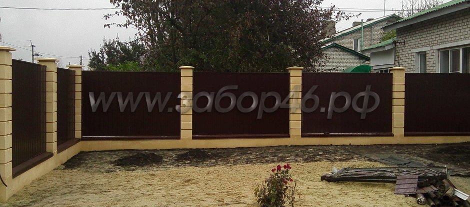 Забор из профнастила с колоннами из французского камня