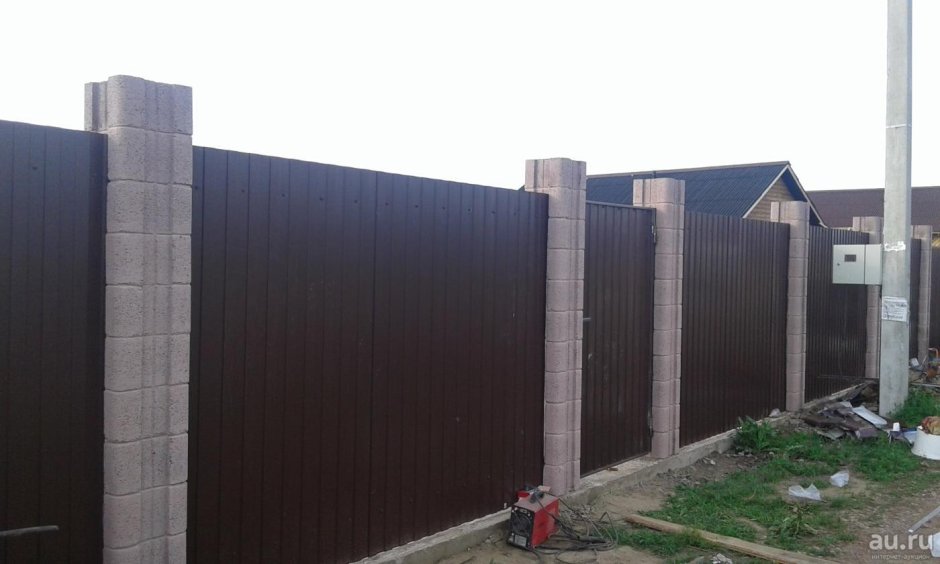 Забор со столбами из блоков и профлиста