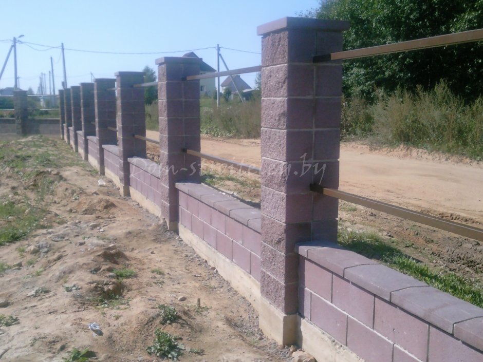 Забор с колоннами из блоков