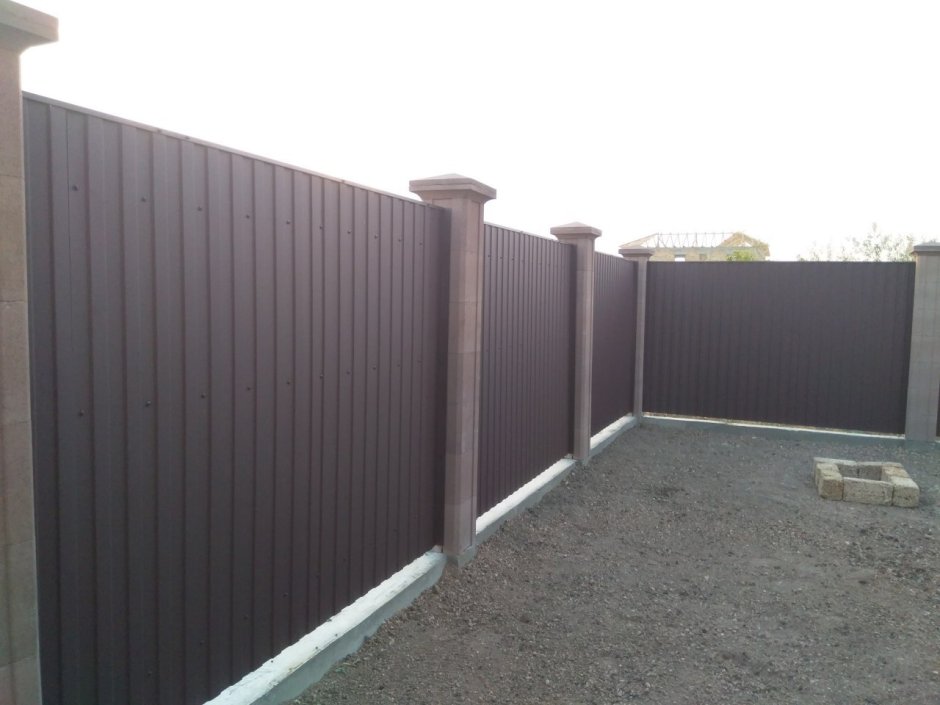 Забор из профлиста с колоннами