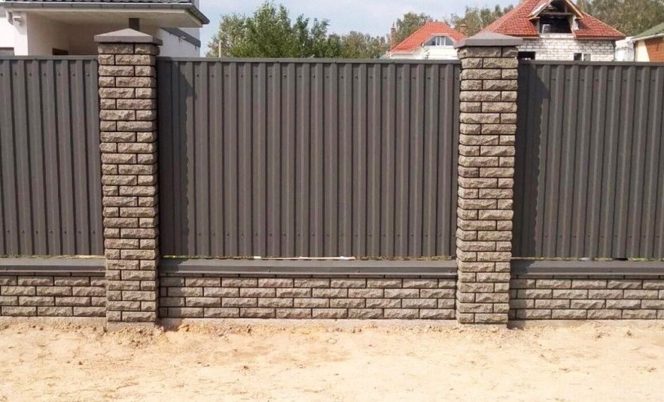 Забор с кирпичными столбами профлиста 7024