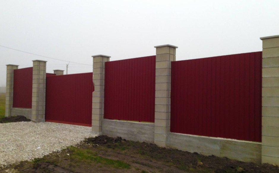 Забор из профнастила с француза колоннами