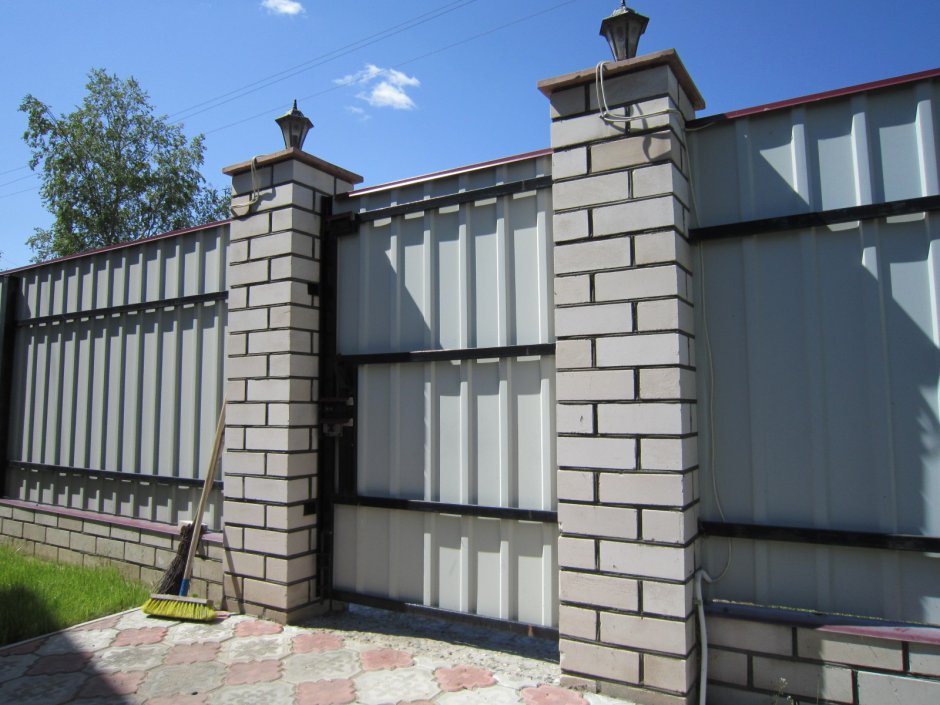 Забор из белого кирпича