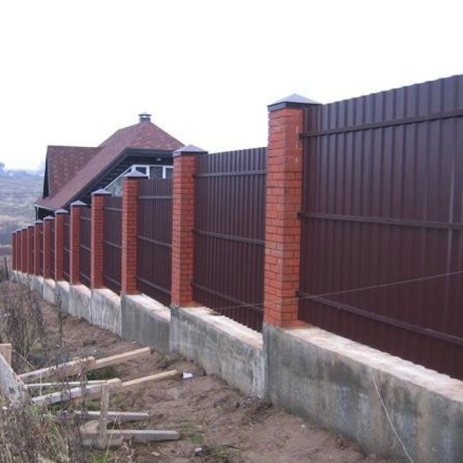 Забор из французского камня и профнастила