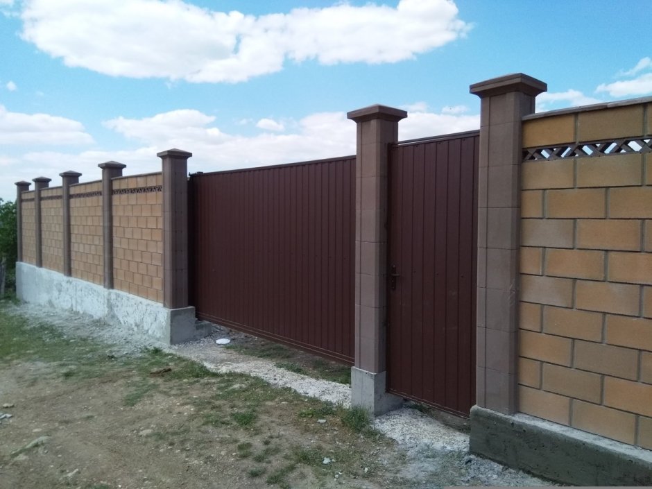 Забор из профнастила с колоннами