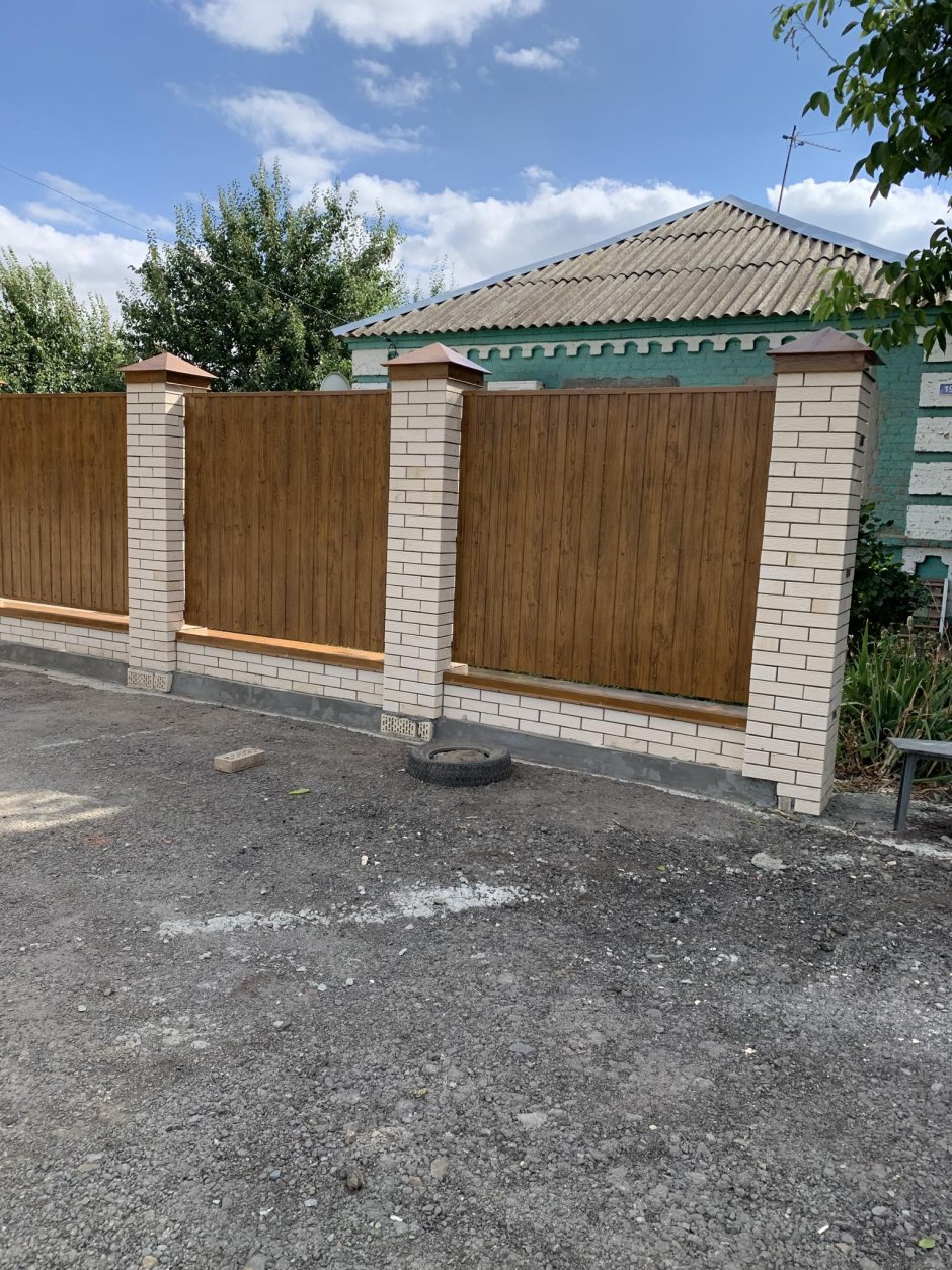 Забор из профнастила с колоннами
